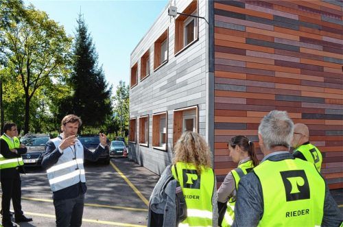 Bei der Betriebsbesichtigung: Firmenchef Wolfgang Rieder (graue Weste) vor einem „Mustercontainer“, verkleidet mit Rieder-Fassadenplatten.Fotos Sedlbauer