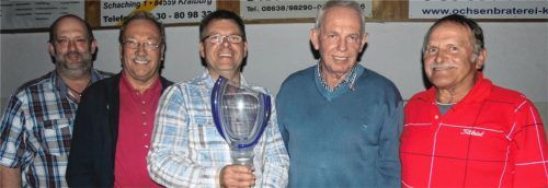 Bei der Siegerehrung (von links): Vorstand Matthias Hochreiter vom EC Frauendorf, der das Turnier ausrichtete, mit den siegreichen Motorradfreunden Franz Vogl, Andreas Reiter, Martin Frauendorfer und Sepp Fürstenberger.Foto  fim