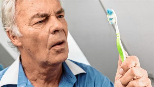 Bei verbogenen Borsten lässt die Reinigungswirkung deutlich nach. In der Regel sollte die Zahnbürste nach drei Monaten gewechselt werden. Manchmal kann ein früherer Wechsel sinnvoll sein. Foto prodente e.V.