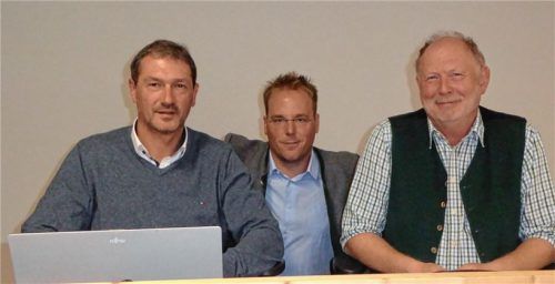 Bereits voll in den Weltcup-Planungen: Stadionleiter Engelbert Schweiger, Medienchef Markus Stuckmann und OK-Präsident Claus Pichler (von links).Foto Hohler