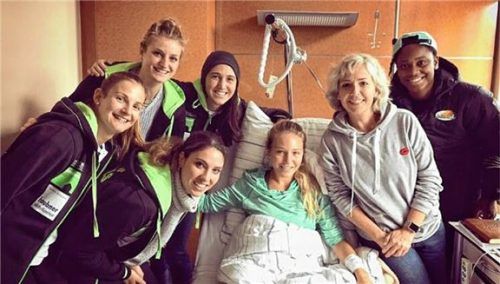 Besuch am Krankenbett: Lena Bradaric mit einem Teil des Bad Aiblinger Teams.