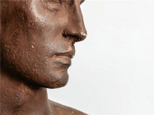 Bild zeigt Teil der Skulptur „Jugendlicher Athlet“ von Friedrich Lange. Foto Weiand