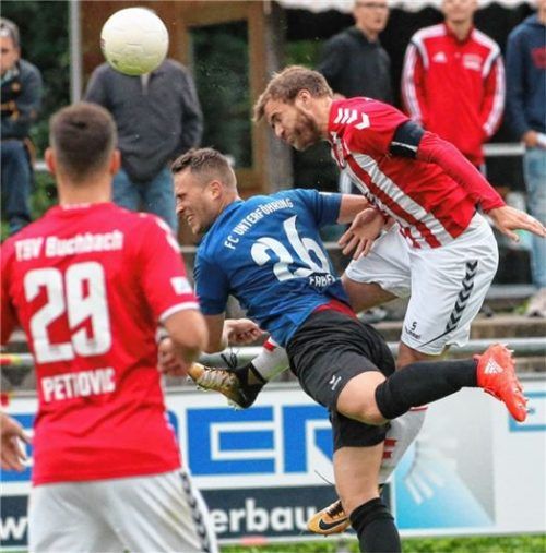 Buchbachs Kapitän Maxi Hain gewinnt das Kopfball-Duell gegen Andi Faber. Foto  Buchholz