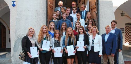 Bürgermeisterin Marianne Zollner mit den Einserschülern der Kreisstadt Mühldorf und den Schulleitern vor dem Mühldorfer Rathaus. Foto  sb