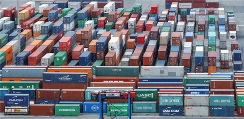 Container mit Waren warten auf die Verladung: Das Ausland ist ein wichtiger Absatzmarkt für die Industrie der Region.Foto dpa