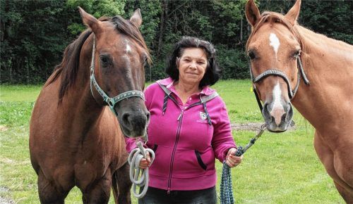Cornelia Matheis betrieb zusammen mit ihrem Mann die erste Straußenfarm in der Region. Nach über zehn Jahren hat das Ehepaar den Betrieb in Fischbach geschlossen. Stattdessen widmen sich die beiden jetzt verstoßenen und verletzten Pferden.Foto Reisner