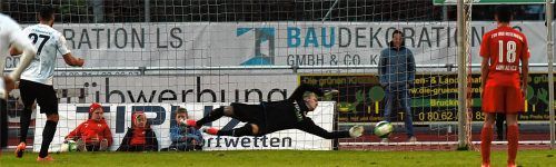 Da sah es noch schlecht aus für 1860 Rosenheim, als der Schweinfurter Adam Jabiri (27) einen Elfmeter zum 2:0 für die Gäste verwandelte. Sechziger-Keeper Mario Stockenreiter wäre fast noch dran gewesen. Fotos  Ziegler