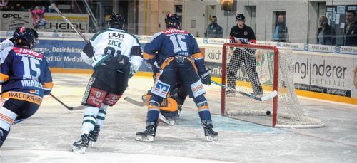 Das 1:0 für Rosenheim gestern Abend durch Thomas Reichel (nicht auf dem Bild). Fotos  Ruprecht