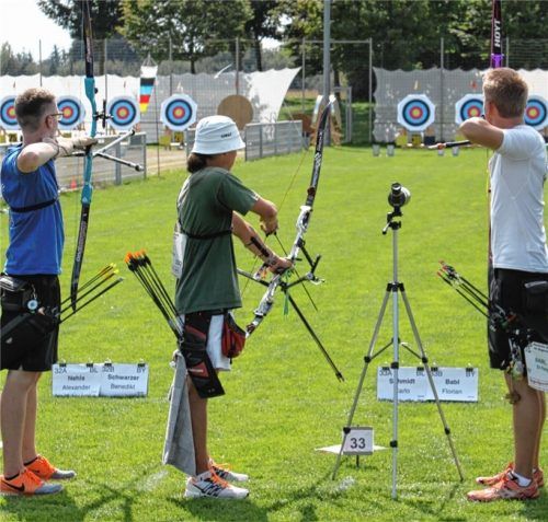 Das Achtelfinale der Junioren: Benedikt Schwarzer (links) und Florian Babl (rechts) im Kampf gegen die Konkurrenz aus Berlin (Mitte Carlo Schmidt).