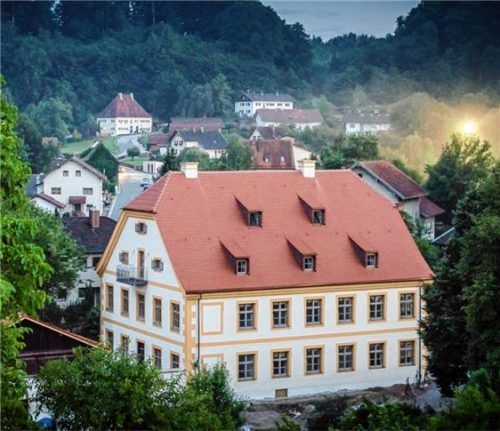 Das Amtshaus von Graf Toerring wird in den nächsten Wochen fertig und zeigt sich äußerlich schon im neuen Gewand. Beim Tag des Denkmals öffnet es seine Türen.Foto CG