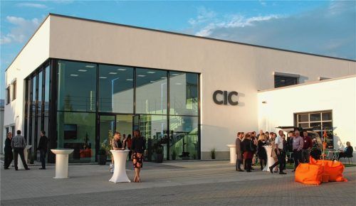 Das „Customer & Innovation Center“ des Töginger Unternehmens Viscotec bietet auf 3200 Quadratmetern Fläche im wahrsten Sinne des Wortes Raum für Ideen. Foto Ober