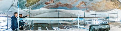 Das Deckengemälde aus der Nähe inspizieren kann man nur dank des Gerüstes. Pfarrer Martin Straßer (rechts) nutzte die Chance zusammen mit einem Revisor der Diözese München/Freising.Fotos lfl