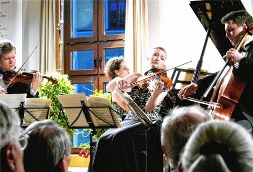 Das Klavierquartett Notos besteht aus (von links) Sindri Lederer (Violine), Andrea Burger (Viola), Philip Graham (Cello) und der Pianistin Antonia Köster (im Hintergrund). Foto  jannka