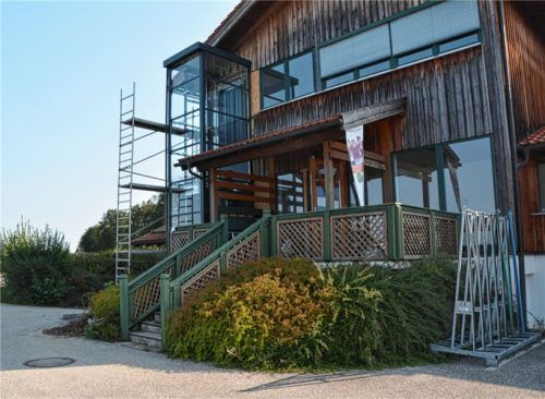 Das Schulgebäude bekommt in letzter Minute den nötigen Aufzug (links im Bild). Fotos MAier