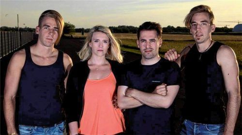 Das sind „Neon Black“ – mit Felix und Jonas Mayr, Marco Kreuzer und Tina Fischer.Foto Neon Black