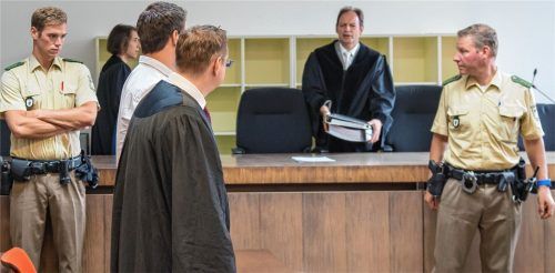 Der Angeklagte Hendrik H. steht am 16. August 2017 zwischen seinem Rechtsanwalt Florian Alt und Polizisten vor dem Landgericht München. Am Richtertisch nimmt Richter Thomas Bott seinen Platz ein. Am 10. Mai 2016 hatte der Angeklagte am S-Bahnhof Grafing Passanten mit einem Messer attackiert. Ihm werden Mord und versuchter Mord in drei Fällen vorgeworfen. Foto  dpa