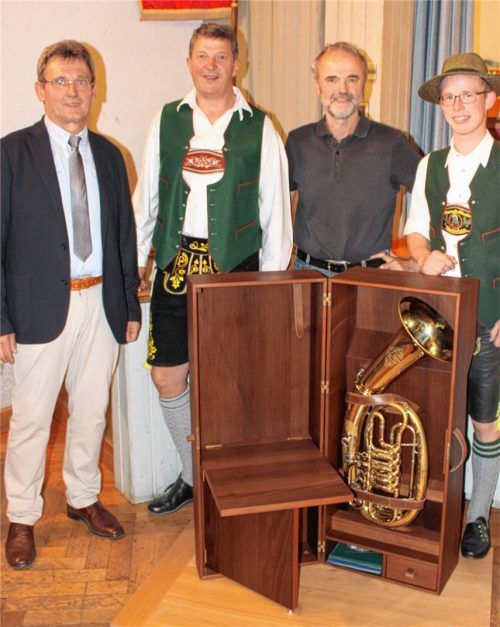 Der Obermeister der Rosenheimer Schreinerinnung, Peter Moser, und sein Stellvertreter, Stefan Opperer, sowie Schreinermeister Peter Humpel aus Feldkirchen-Westerham gratulierten Martin Weber (von links) zum ersten Preis beim Wettbewerb „Die gute Form“. Foto Steffenhagen