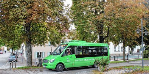 Grasgrün und vor allem bei den Senioren beliebt: der Kolbermoorer Stadtbus. Bis Sommer 2020 läuft noch die Probephase.Foto Archiv
