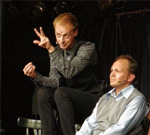 Der Tod steht ihm gut: Roland Penzinger (links) zu Besuch beim alten Franz alias Robert Blöchl.