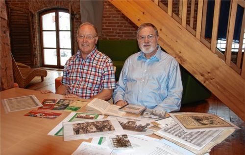 Die beiden Kreis-Heimatpfleger Reinhard Albert (links) und Dr. Reinhard Baumgartner haben großen Erfolg bei ihrer Feldforschung im Landkreis Mühldorf. Foto  sb