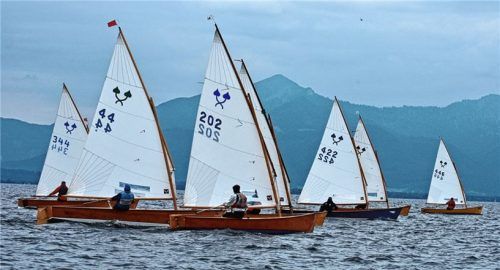 Die Chiemsee-Plätten segelten auf einem Dreieckskurs vor Seebruck.