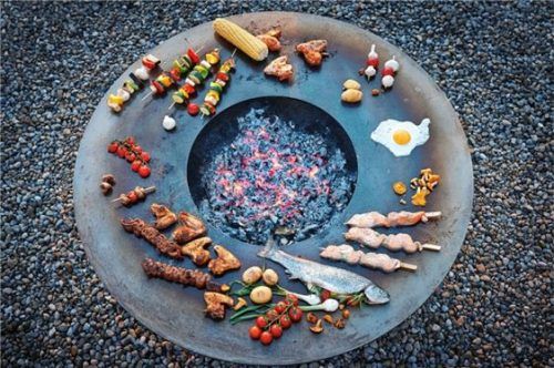 Die „Circle“ Feuerschale von Attika ist nicht nur ein optischer Hingucker und Wärmespender an lauen Abenden, sondern beinhaltet durch ihre Form auch eine Grilloption. Foto  Attika Feuerschale