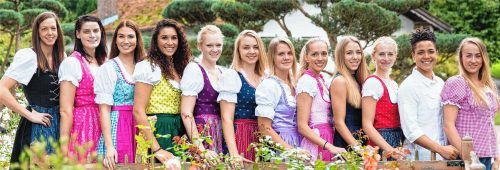 Die Damen fesch in Tracht (von links): Becca Tobin, Jay Vandenberg, Annika Holopainen, Margaux Galliou-Loko, Laura Hebecker, Liz Wood, Julia Pöcksteiner, Milica Deura, Sophie Perner, Petra Zaplatova, Haiden Palmer und Santa Okockyte.
