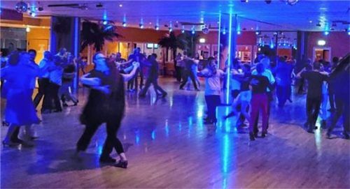 Die ganze Woche hindurch wird allen, die Freude am Tanzen haben, ein breites Programm in den großzügigen Räumen der Tanzschule geboten.