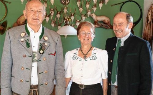 Die Glückwünsche der Gemeinde überbrachte Peter Freund (rechts) dem Ehepaar Anna und Johann Höhensteiger. Foto reh