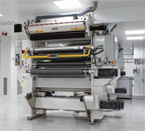 Die Kaschieranlage im Reinraum. Zwei bis drei Mitarbeiter reichen aus, um eine Anlage zu betreiben.