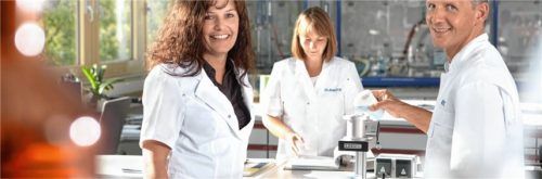 Die Klebstoffexperten in Thansau bei Planatol im Labor.