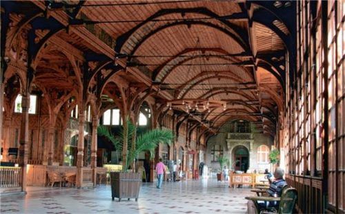 Die lange hölzerne Wandelhalle wurde 1899 erbaut, als die Blütezeit des Kurorts Bad Flinsberg begann. Foto  Klaus Klöppel