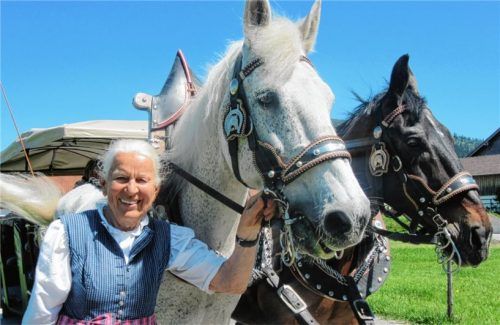 Die Liebe zu den Pferden, die Freude am Umgang mit den Gästen und die Aufgabe als Kutscherin hat Luise Franken von ihrer Mutter geerbt.Foto re
