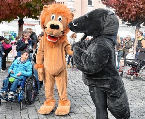 Die Maskottchen „Goldi“ und „Dentulus“ kamen bei den Kindern besonders gut an. Fotos  schlecker