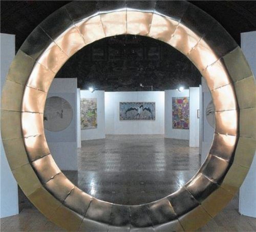 Die Messingskulptur „Der Ring“ war noch vor wenigen Wochen in der großen Wasserburger Kunstausstellung zu sehen. Foto  Feichtner