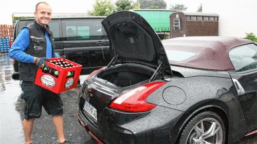 Die Mitarbeiter helfen auf Wunsch bei der Getränkeauswahl oder beim Einladen der Getränkekisten.