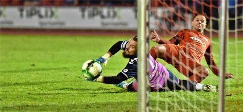 Die Riesenchance zur 1:0-Führung: Danijel Majdancevic setzte den Ball freistehend am Pipinsrieder Tor vorbei. Fotos  Ziegler