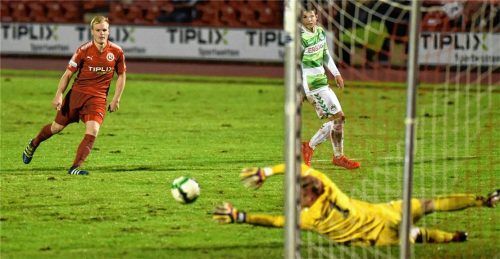 Die Vorentscheidung: Max Mayerl traf gestern Abend mit dem Außenrist zum 3:1 und ließ Fürths Keeper keine Abwehrchance. Fotos Ziegler