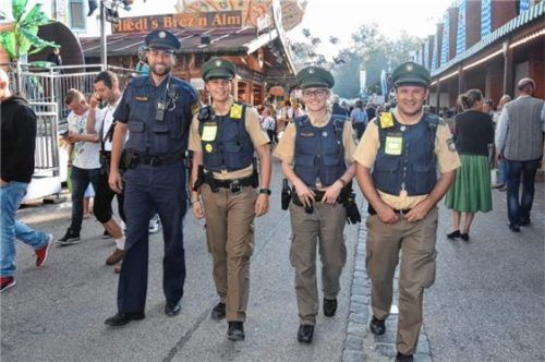 Die Wiesnwache dreht eine Runde übers Festgelände – ausgestattet mit Charme, Erfahrung und Bodycam. Foto schlecker