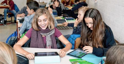 Digitales Zeitalter: Fast zwei Drittel der Achtklassler am Chiemgau-Gymnasium besucht ab kommender Woche eine Tablet-Klasse.Foto CHG