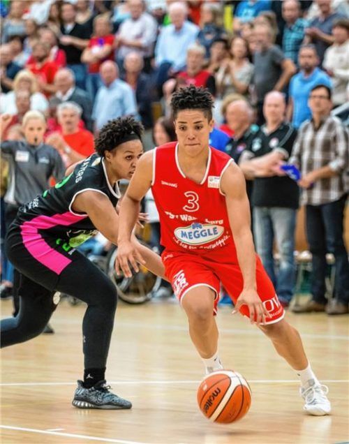 Duell zweier Neuzugänge: Wasserburgs Haiden Palmer enteilt hier ihrer Gegenspielerin Chelsea Waters (links).