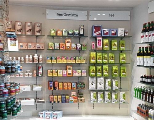 Eigenspezialitäten, Produkte von Salus, Sonnentor und Sonnenmoor, aber auch spezielle Präparate wie von der Hebamme Stadelmann erweitern das klassische Sortiment.