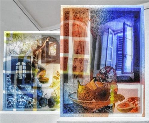 Einzutauchen ins Bild, dazu fordern die dreidimensionalen Objekte in der Ausstellung geradezu heraus, wie bei den zwei Arbeiten aus Seidenbildern von Therese Austermann zum Thema Traum. Fotos  Thomae