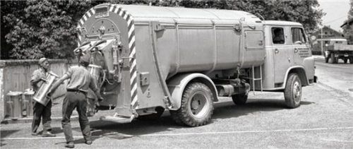 Ende der 1960er-Jahre waren die Tonnen aus Metall und konnten nicht gerollt werden. Statt Mülltonnen sagte man Aschetonnen, denn wo immer es möglich war, wurde der Restmüll im Holzofen verbrannt und die Asche über die Tonnen entsorgt. Foto Berger