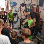 Ferienkinder kamen in der Schmiede ganz schön ins Schwitzen