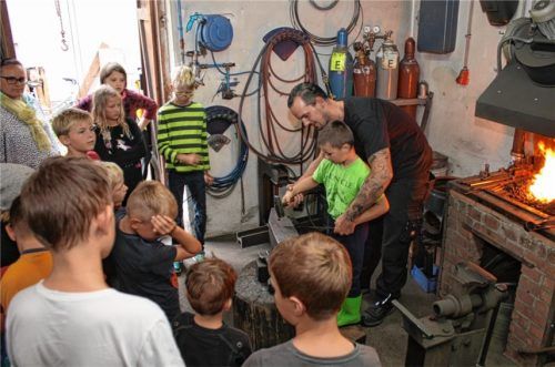 Ferienkinder kamen in der Schmiede ganz schön ins Schwitzen