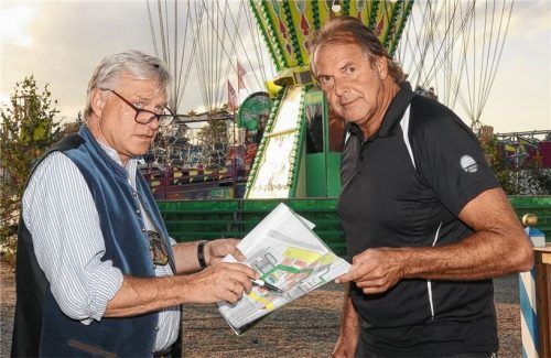 Festorganisator Bernd Furch (links) und der neue Gesamtleiter des Haager Herbstfests Robert Aberger. Foto  Bauer