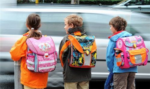 Franz Polland von der Verkehrswacht Rosenheim bittet Verkehrsteilnehmer, zum Schulbeginn besonders auf Kinder zu achten und Rücksicht zu nehmen. Foto DPA