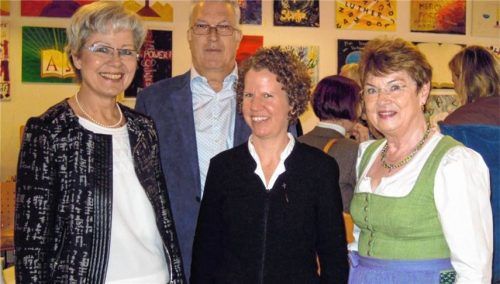 Freude über die weitere Zusammenarbeit: Dekanin Hanna Wirth, Kirchenvorstand und Vertrauensmann Wolfgang Hellebrandt, Pfarrerin Dr. Judith Böttcher und die ehemalige Leiterin des Seniorenkreises Sigrid Weindl.Foto Mills-Goodlet
