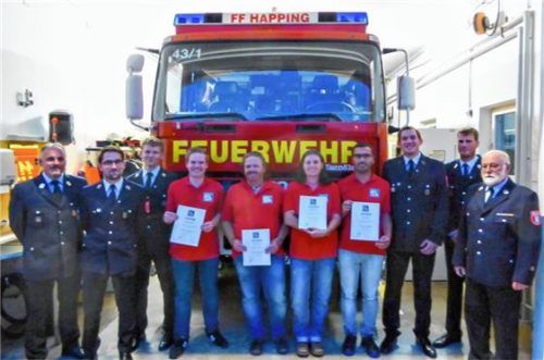 Freuten sich über den Ausbildungsabschluss: Zweiter Kommandant Hans Moosmüller, Zweiter Vorstand Sebastian Hauser, Ausbilder Christian Diepelt, Thomas Großmann, Maik Ulbrich, Natasha Du Toit, Fatjon Cepa, Ausbilder Dominik Wied, Kommandant Marco Höllmüller und Vorstand Erlafrid Hiltl (von links).Foto re